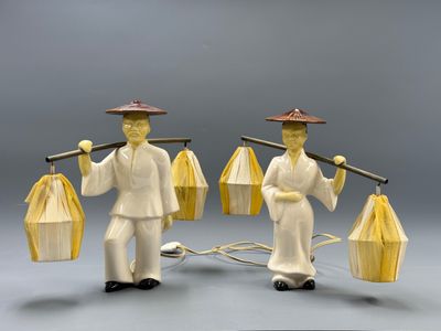 deux figurines représentant deux hommes tenant des sacs de nourriture