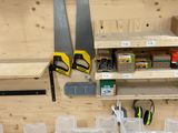 de nombreux outils rangés sur les étagères du garage