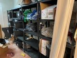 une pièce avec beaucoup de cartons et des cartons sur le sol