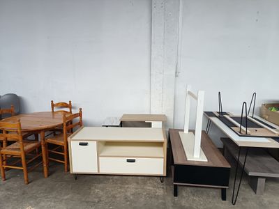plusieurs tables et chaises dans une pièce où se trouvent déjà une table et des chaises