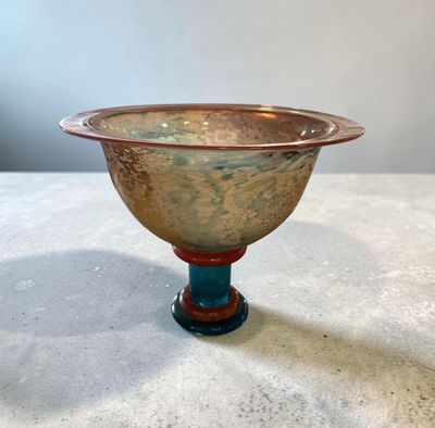 Kjell ENGMAN (1946) pour Kosta Boda  Coupe sur pied en verre bleu et r - Photo 1