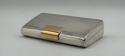 une boîte en argent ornée d'un fermoir en or