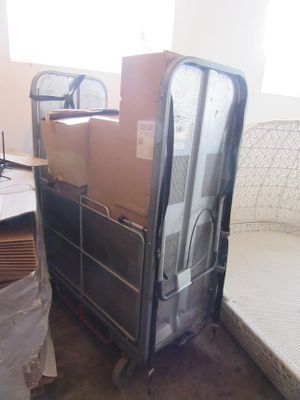 un lit et un canapé dans une pièce où il y a des cartons par terre