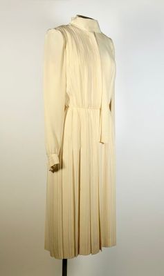 CHANEL haute couture, griffe noire sur fond blanc, bolduc po…