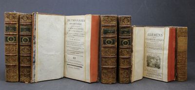 plusieurs vieux livres sont alignés sur une table