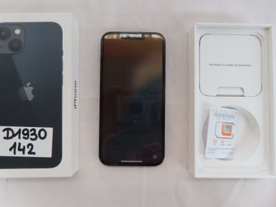 Un iPhone d'Apple est posé à côté d'une boîte et d'un chargeur