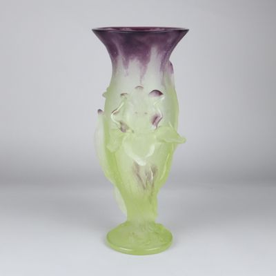 un vase en verre orné d'un motif violet et vert