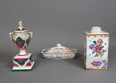 Plusieurs types de vases et de récipients sont disposés sur une surface grise