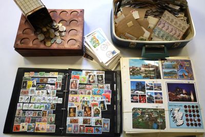 une valise remplie de timbres et d'argent posée sur une table