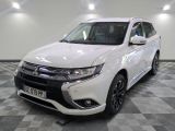 la voiture blanche est garée sur un sol en damier dans le garage
