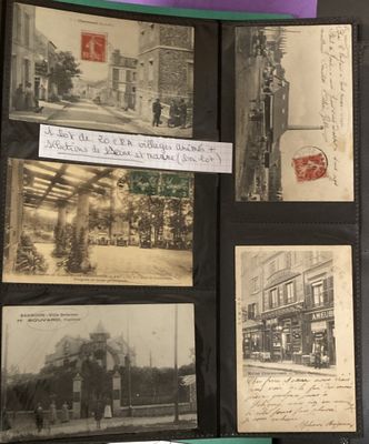 une vieille photo montrant une collection de cartes postales anciennes posées sur une table