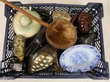 un panier contenant divers objets