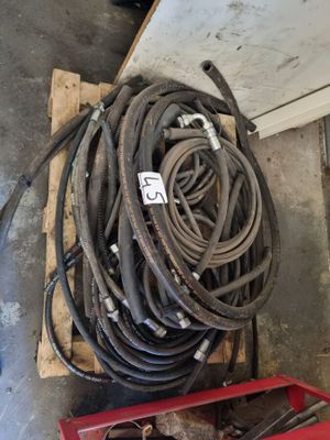 un tas de tuyaux posé sur une palette dans un garage