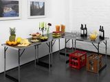 une table sur laquelle sont posés des fruits et des boissons, dans une pièce
