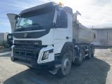 un camion blanc garé dans un parking