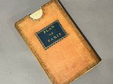 un vieux livre posé sur une table, à côté d'une paire de ciseaux