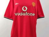 un maillot rouge de Manchester United sur un présentoir pour mannequin