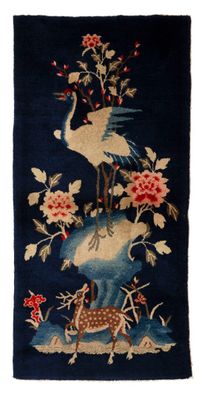 une image représentant un tapis bleu orné d'oiseaux et de fleurs