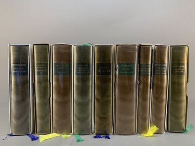 six livres sont alignés sur une table