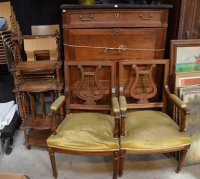 deux chaises et une commode dans une pièce