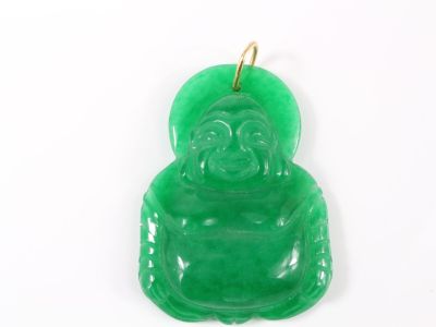 pendentif représentant un Bouddha en jade vert, monté sur une chaîne plaquée or