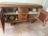 un placard en bois contenant de la vaisselle et des assiettes