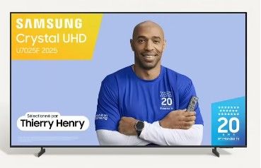 Le téléviseur Samsung Crystal UHD est exposé aux côtés d'un homme en chemise bleue