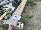 un tas de tuyaux posés sur le bord de la route