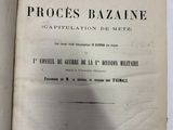 un livre ouvert posé sur une table blanche, avec l'ombre d'une personne