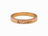 un gros plan d'une bague en or sur laquelle est gravé un nom