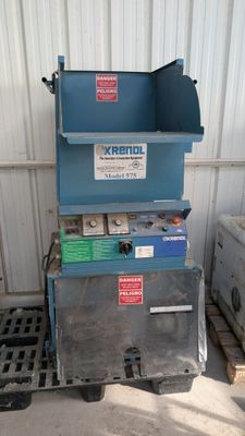 une machine bleue posée sur une palette
