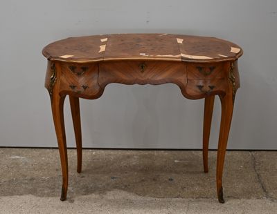 une petite table en bois avec deux tiroirs