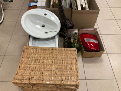 un panier en osier muni d'un évier et d'un autre panier posé par terre