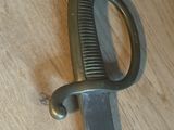 un couteau posé sur un parquet