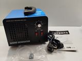 un gros plan d'une machine bleue et noire posée sur une table blanche
