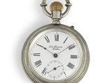 une montre de poche en argent avec des chiffres romains