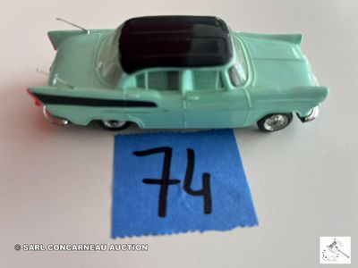 une petite voiture verte avec un numéro sur le côté