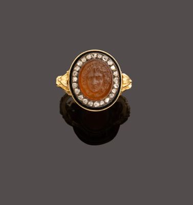 une pièce romaine et une bague en diamant
