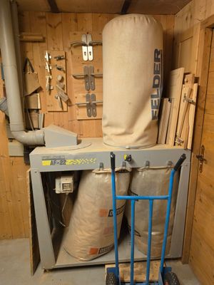 une image représentant une pièce avec une chaise et une machine
