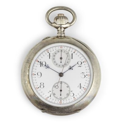 gros plan d'une montre de poche sur fond blanc