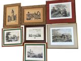 de nombreuses photos encadrées sur le mur de cette pièce
