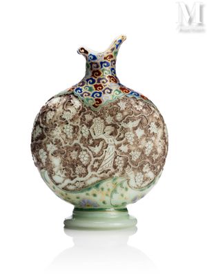 un vase posé sur un support sur une surface blanche