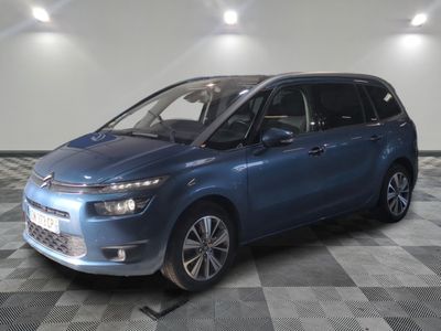 la voiture bleue est garée sur un sol en damier dans le garage