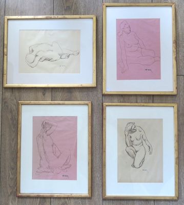 quatre dessins encadrés représentant une femme assise sur un canapé dans un salon