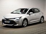 La Toyota Corolla est garée dans une pièce blanche