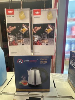 deux boîtes de cafetières posées sur une table