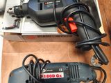 une perceuse Black & Decker et une boîte à outils posées sur une table