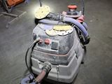 une machine posée à même le sol, dans l'obscurité