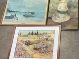 deux tableaux encadrés représentant une femme et un bateau sur une plage