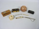 un grand nombre d'objets posés sur une table